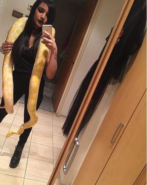 21岁英国女子与5米巨蟒同居 公寓共有16条蛇