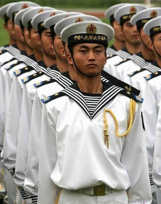 07式海军服装系列中,还有一套全白礼服.