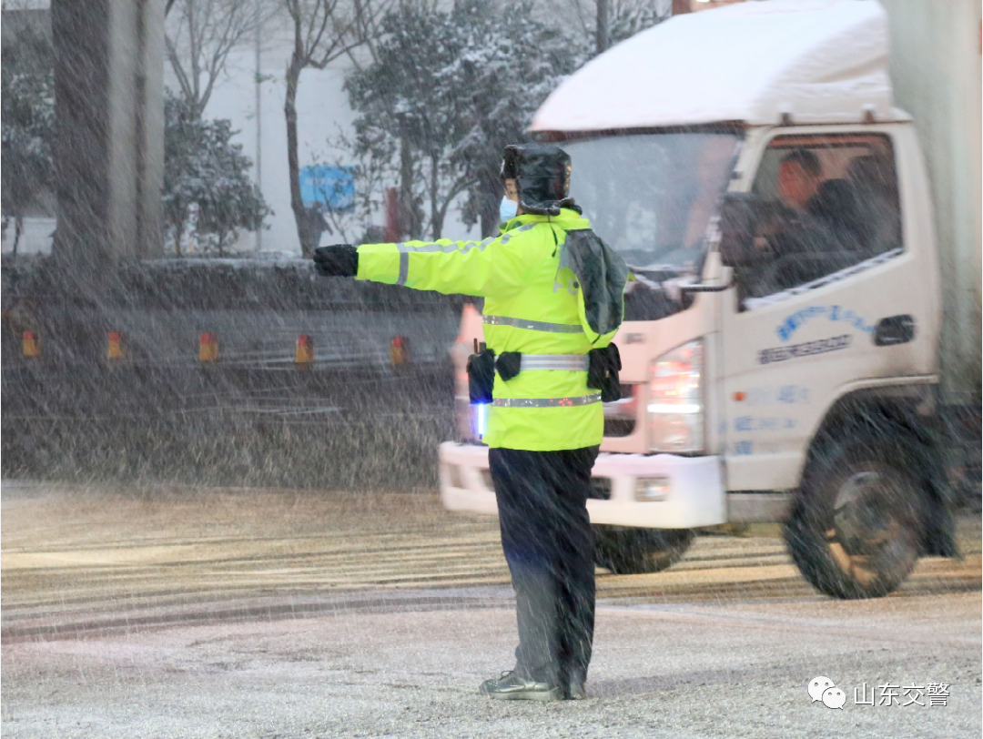 无声雨雪中 邯郸交巡警守护着群众安全出行_雨天_行车_路段