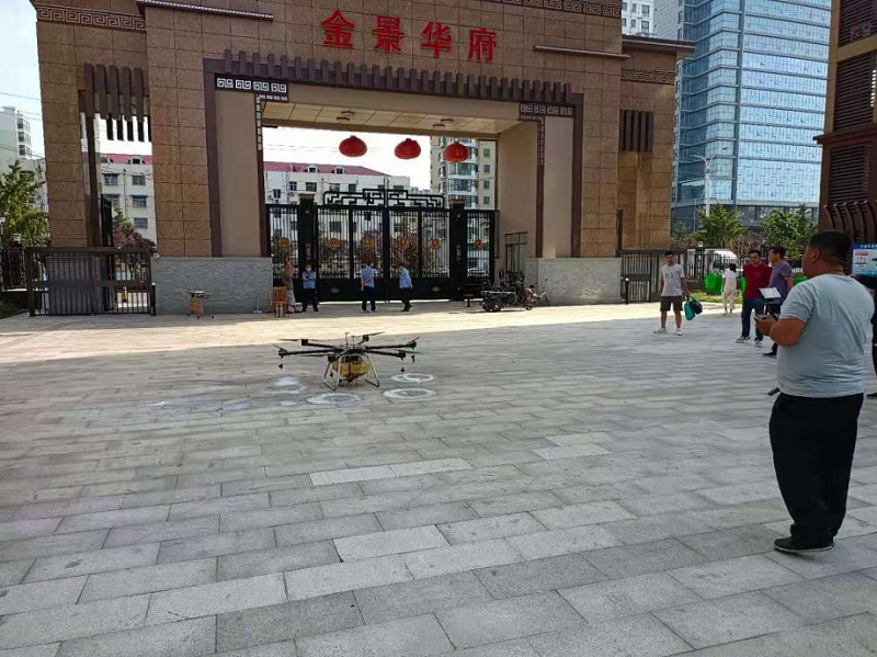 永鑫社区使用无人机喷洒杀虫药水 营造良好生活环境 