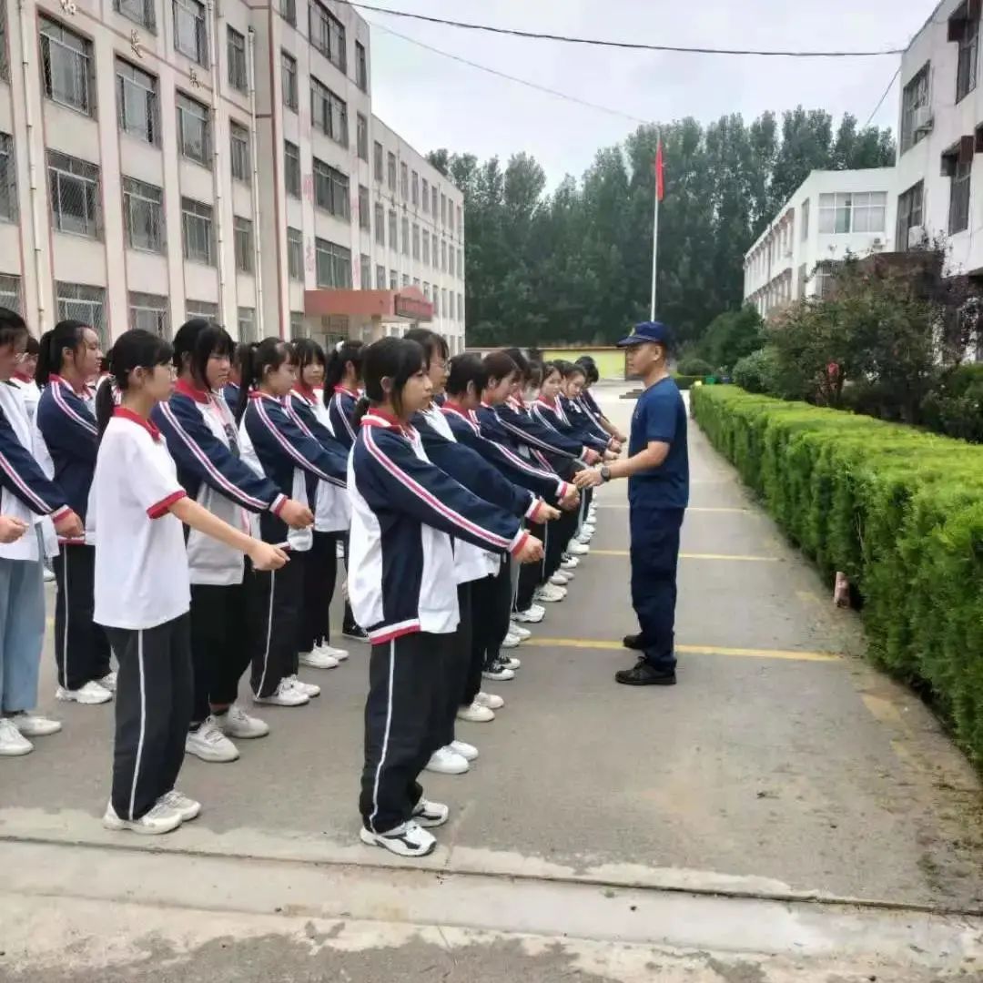 济宁技师学院校服图片图片